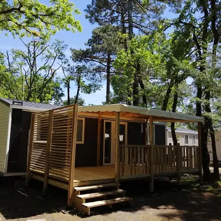 Κάμπινγκ Les Ourmes *