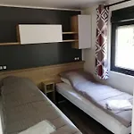 Les Ourmes אתר קמפינג *